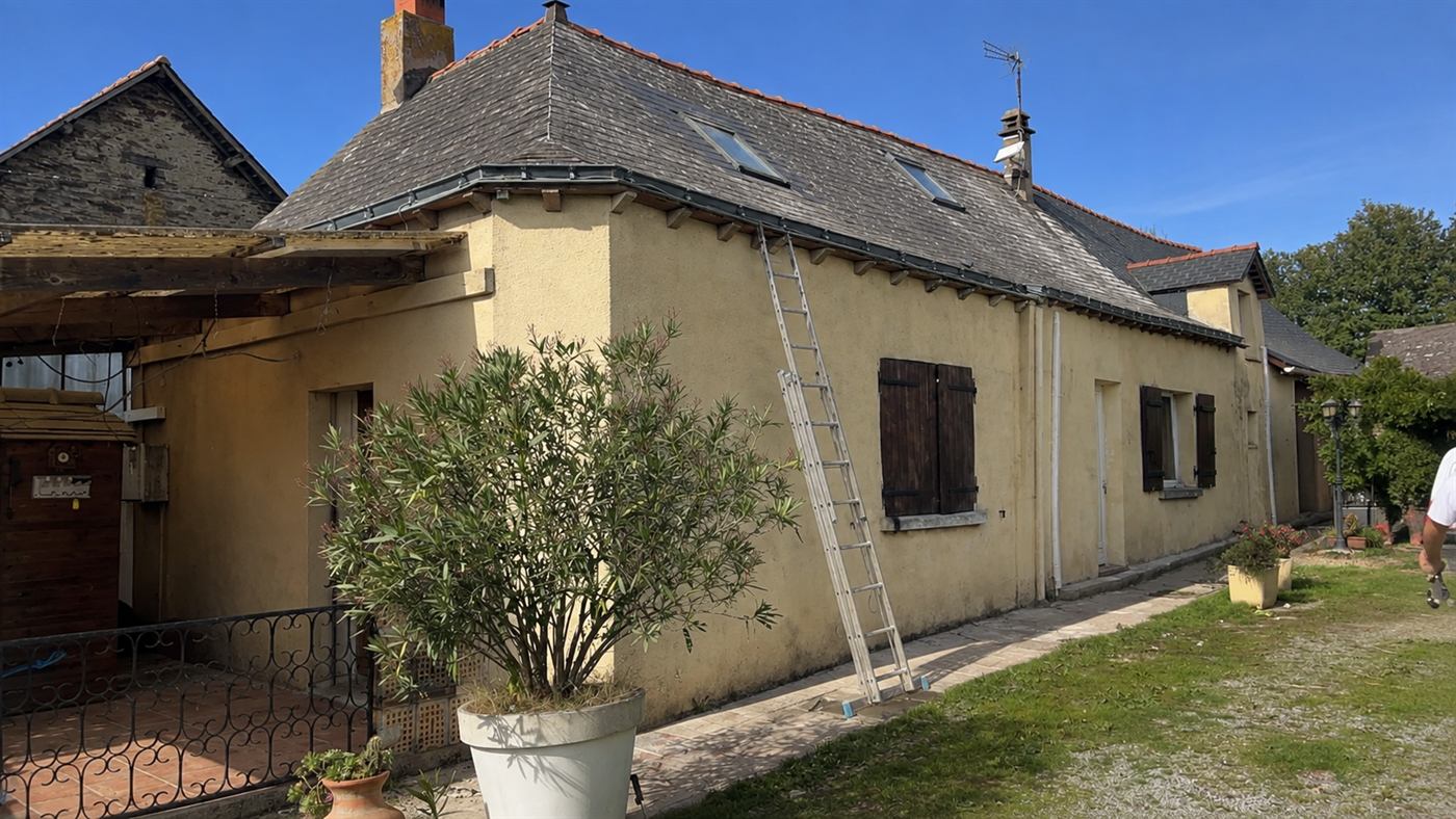 Avant : maison à façade beige défraîchie et toiture encrassée
