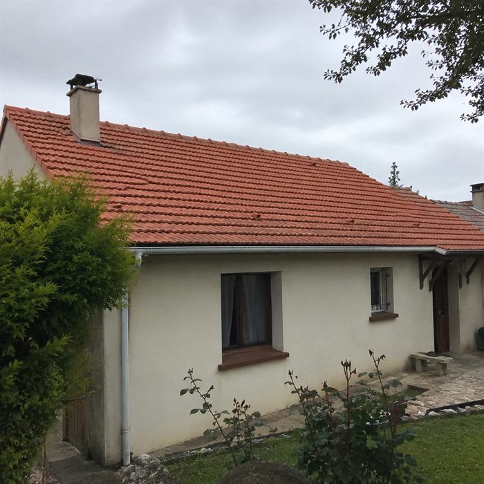 Maison avec toiture en tuiles rondes orangées