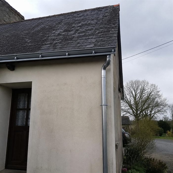 Toiture en ardoise avec gouttière neuve en zinc