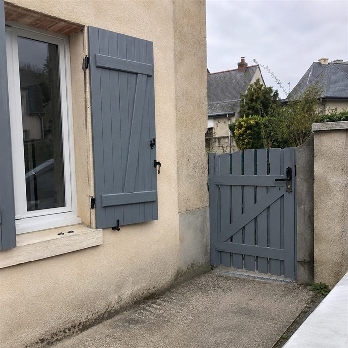 Fenêtre et volet repeints en gris-bleu, portail assorti